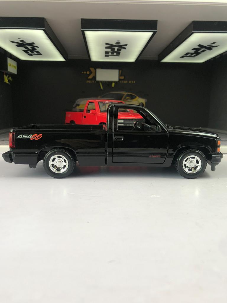 Maisto 1:24 1993 Chevrolet 454 SS Pick-up car model, zinc alloy metal decoration, collectible gift car