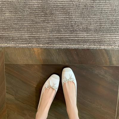 - [] Высокие туфли-лодочки из овчины с квадратным носком и толстым каблуком