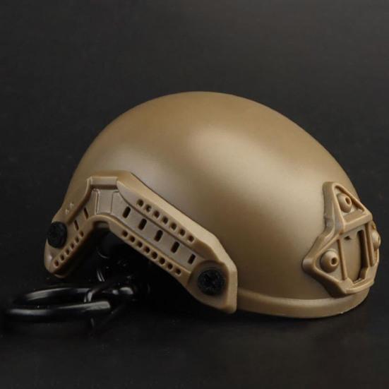 Брелок-подвеска со скрытой открывалкой для бутылок. Реалистичный легкий широко используемый орнамент в виде брелка в форме шлема.