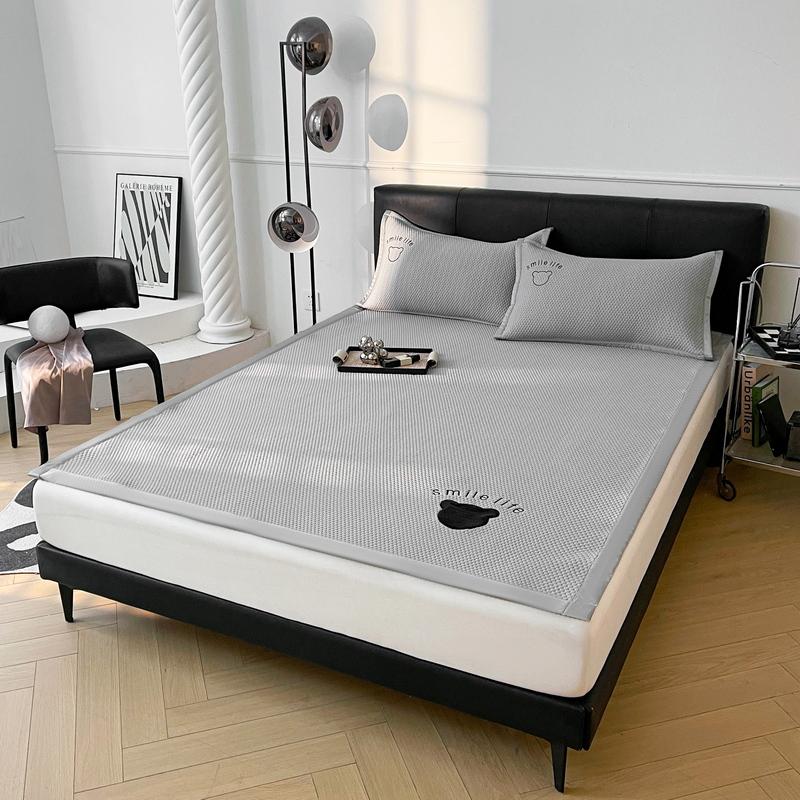 3 шт. Ледяной шелк Коврик для бобов Общежитие Кондиционер Мягкий коврик 2024 Коврик от пыли для кровати (две наволочки в комплекте)