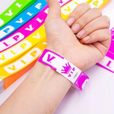 100 шт. Вип Неоновые бумажные браслеты Флуоресцентные Водонепроницаемые Одноразовые браслеты Защищенные от вскрытия Для вечеринок, музыкальных фестивалей и мероприятий