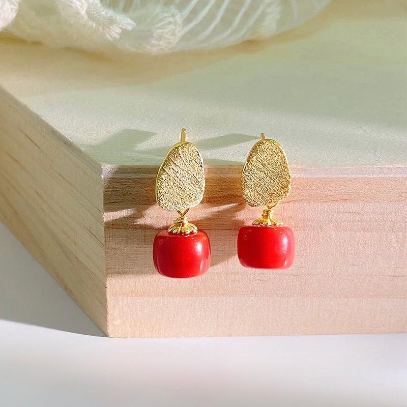 Серьги в китайском стиле с красными круглыми бусинами для женщин с универсальными белыми серьгами высокого класса