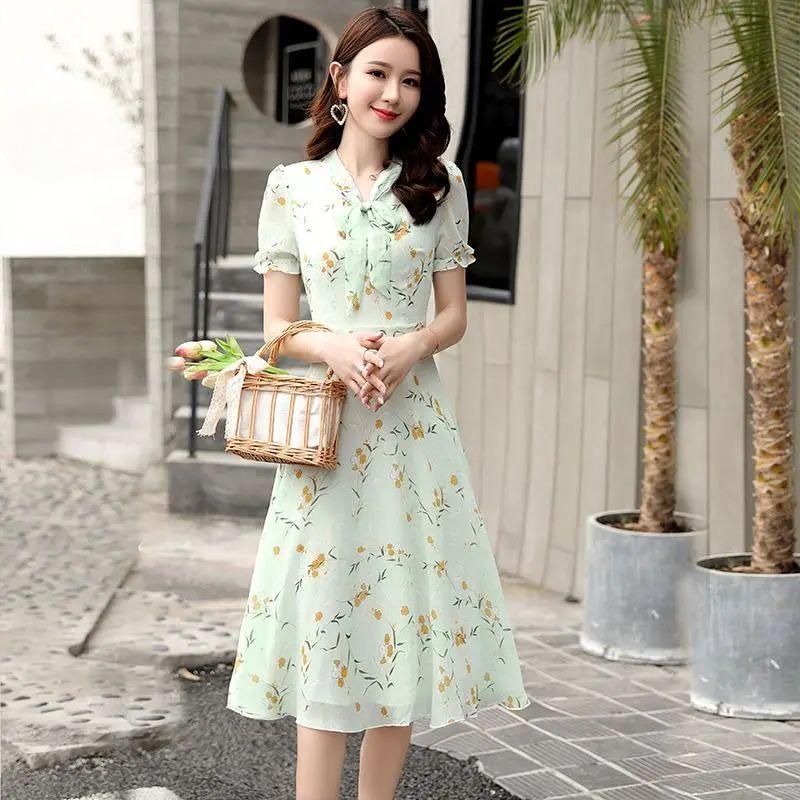 Нишевое обтягивающее платье с короткими рукавами и принтом. Милое платье из искусственного ледяного шелка с небольшим цветочным принтом и галстуком-бабочкой. Узкие платья с пышными рукавами и поясом.