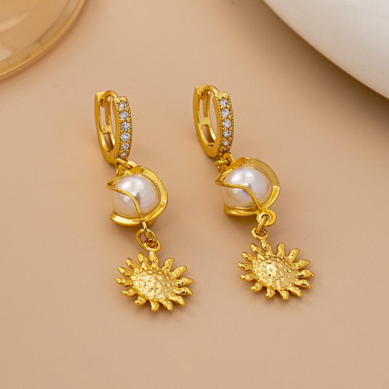 Light luxury high-end crushed ice four-leaf clover earrings three-dimensional flower pearl sun flower stud earrings fashion festival earrings