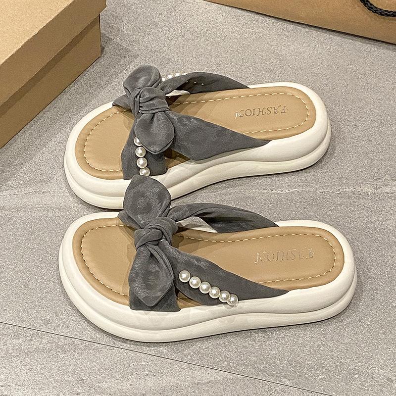 Французский стиль с юбкой крутые тапочки женская летняя одежда 2025 новый жемчужный плиссированный римский полубосоножки на толстой подошве