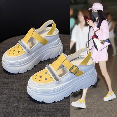 Римские сандалии женские летние новые на толстой подошве на танкетке повседневная обувь с внутренней высотой увеличение выгравированные дышащие сандалии с полыми отверстиями женские 2025