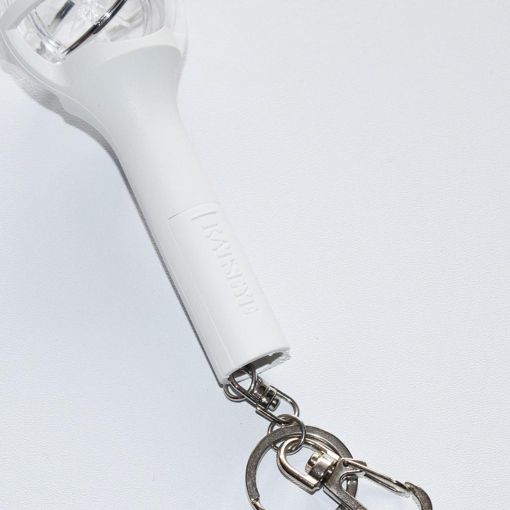 Светящийся брелок-подвеска Katseye Mini Luminous Cheering Stick