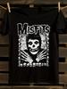 Футболка с культовым логотипом-черепом и готической надписью The Misfits