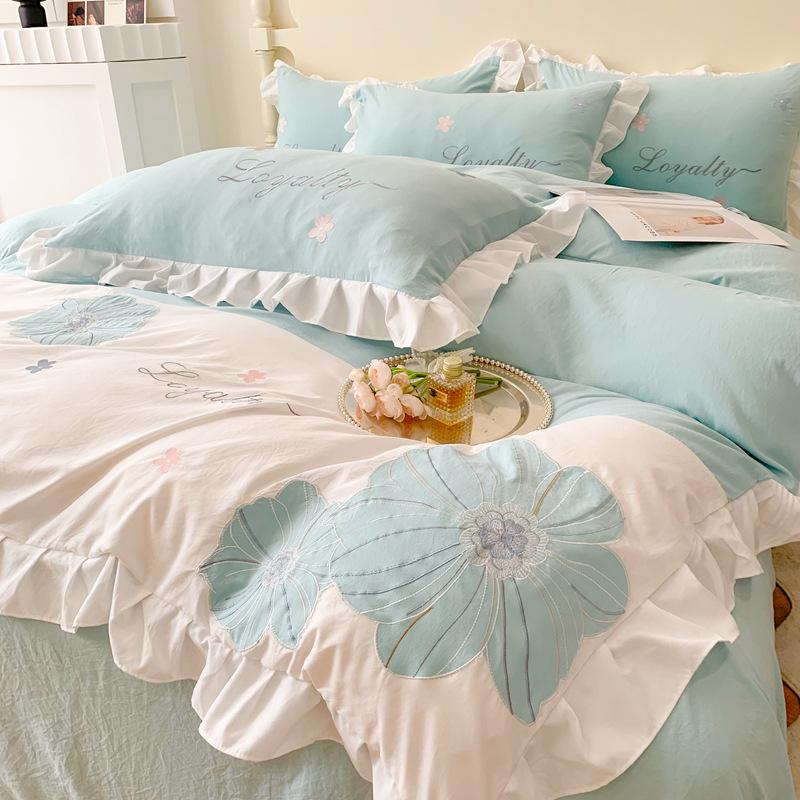 Комплект из четырех предметов из мягкого французского мытого хлопка с вышитыми оборками по краям, пододеяльник, простыня