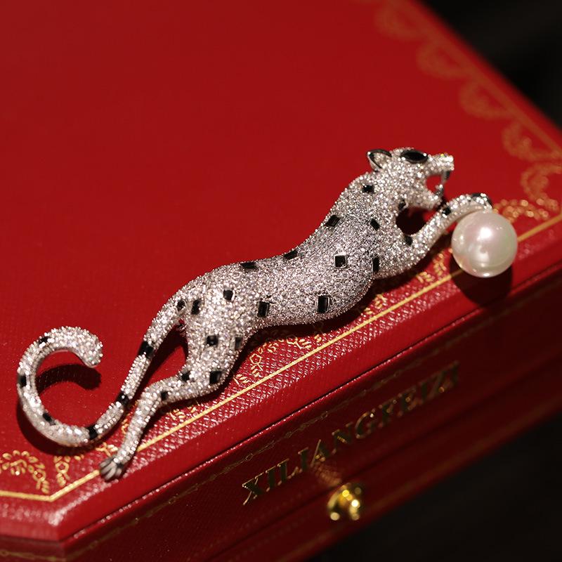 Брошь «Леопард Западной Лян»: Брошь с цирконом и пресноводным жемчугом