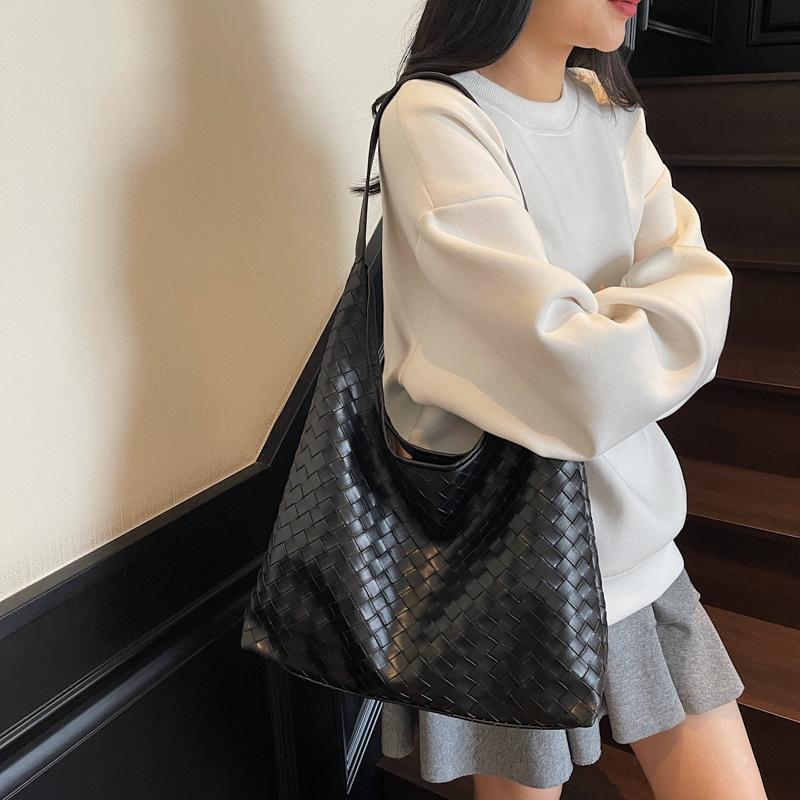 Женская сумка-тоут большой вместимости с премиальным плетеным узором, новая 2025, легкая, роскошная, с темпераментом, для通勤, на одно плечо, подмышку