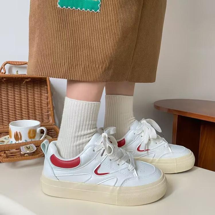 Маленькие белые туфли женские 2025 весна колледж стиль ins цвет подходящие новые повседневные туфли иностранный стиль ретро универсальные женские туфли для скейтбординга