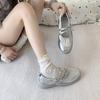 Серебряные туфли Мэри Джейн для женщин, кроссовки, новая мода, повседневная обувь с пряжкой на ремне и бантом, мягкие кожаные туфли на платформе для ходьбы