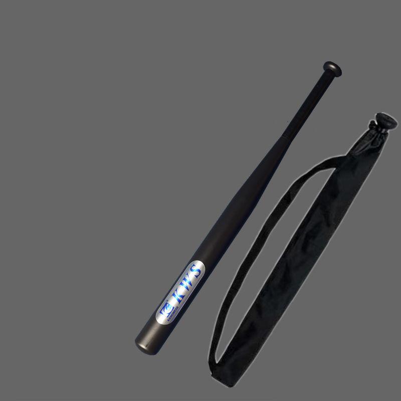 Бейсбольные биты из легированной стали. Студенты тренируются с бейсбольными битами.