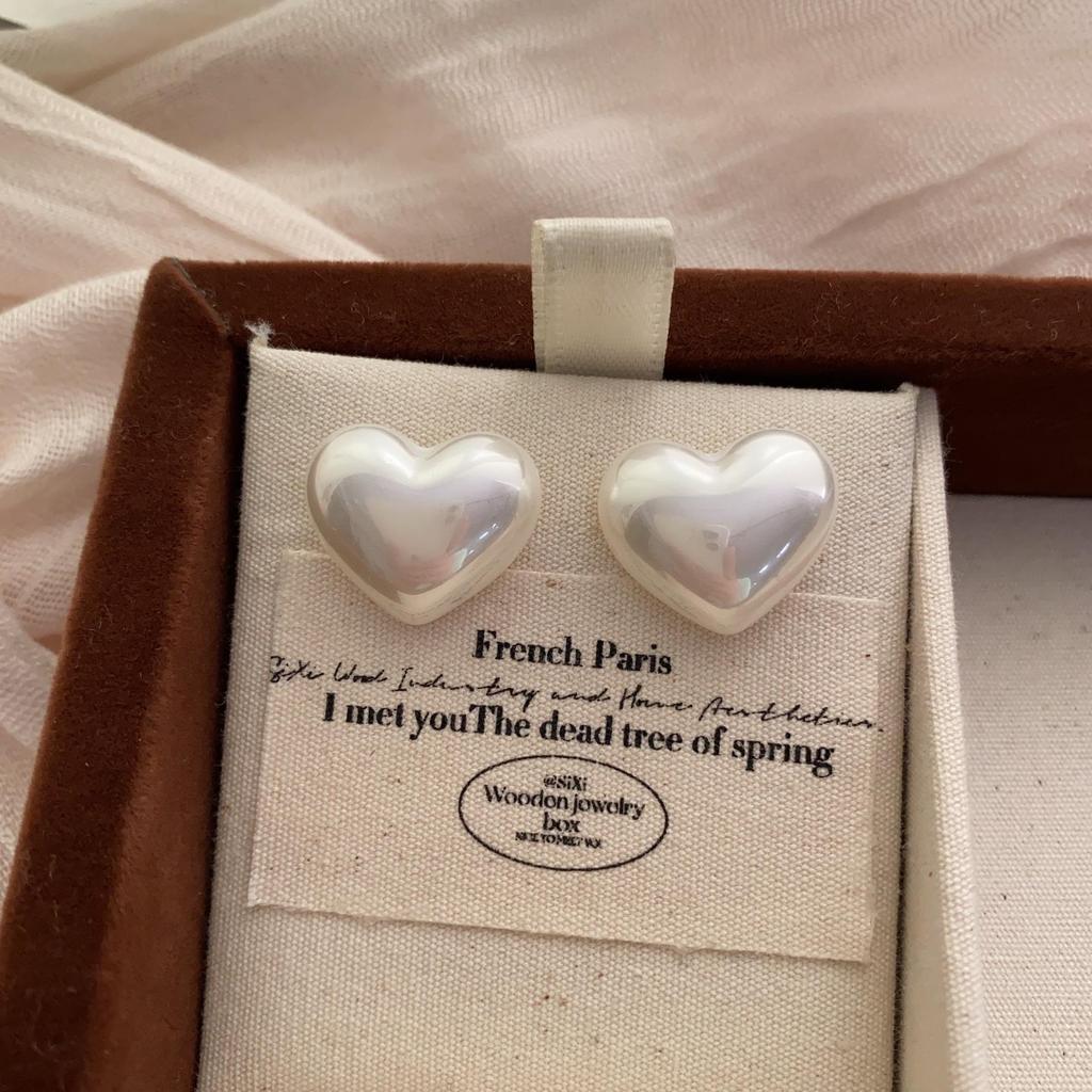 Simple Daily Light Luxury Romantic Heart-Shaped Pearl Stud Earrings Temperament Niche Design Elegant Temperament Earrings