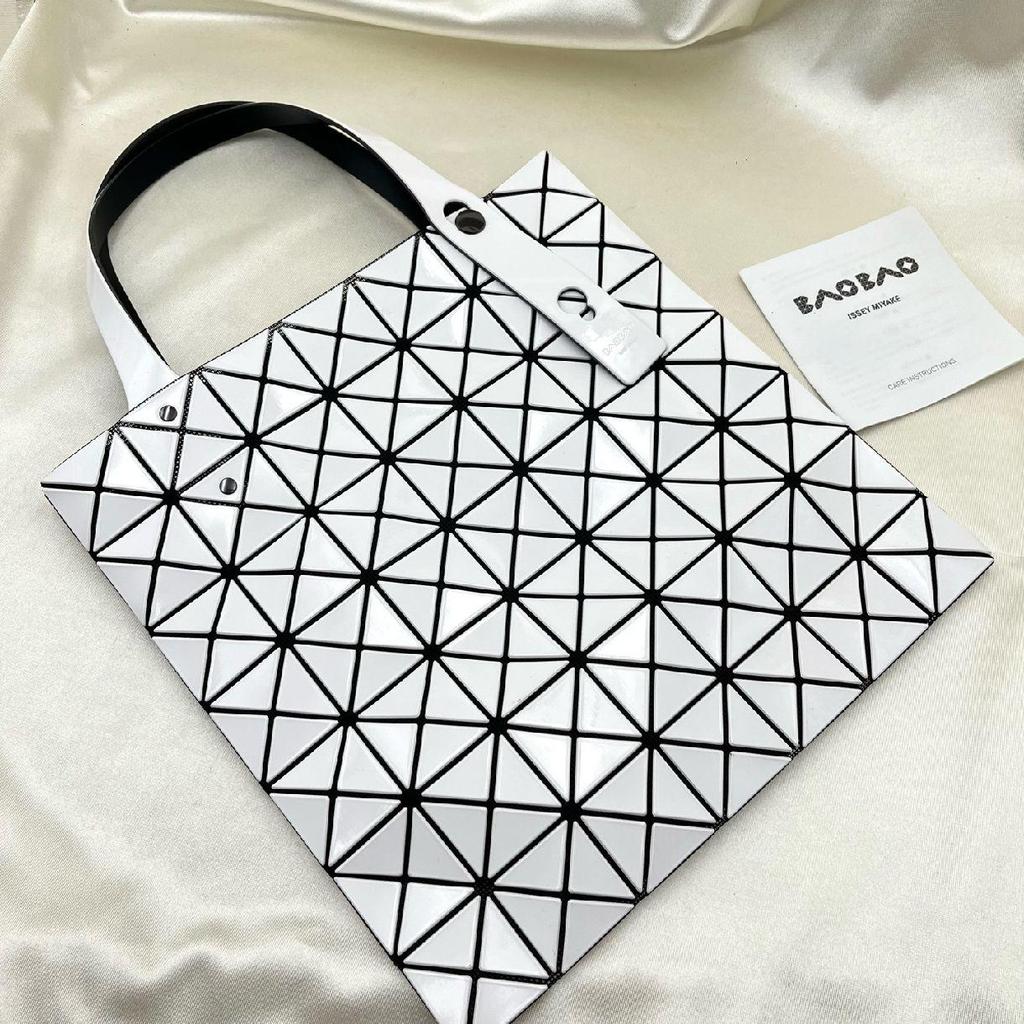 [Pre-Owned] Platinum White Special Material Geometric Shoulder Bag Tote Bag - Excellent #1Y9M41H