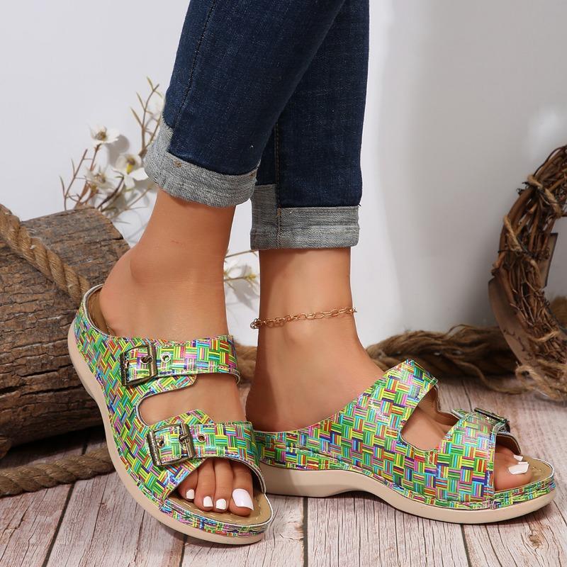 Модные шлепанцы большого размера женские 2024 новые с вырезами, с металлической пряжкой, на танкетке, для носки, многоцветные, повседневные, домашние шлепанцы, женская обувь
