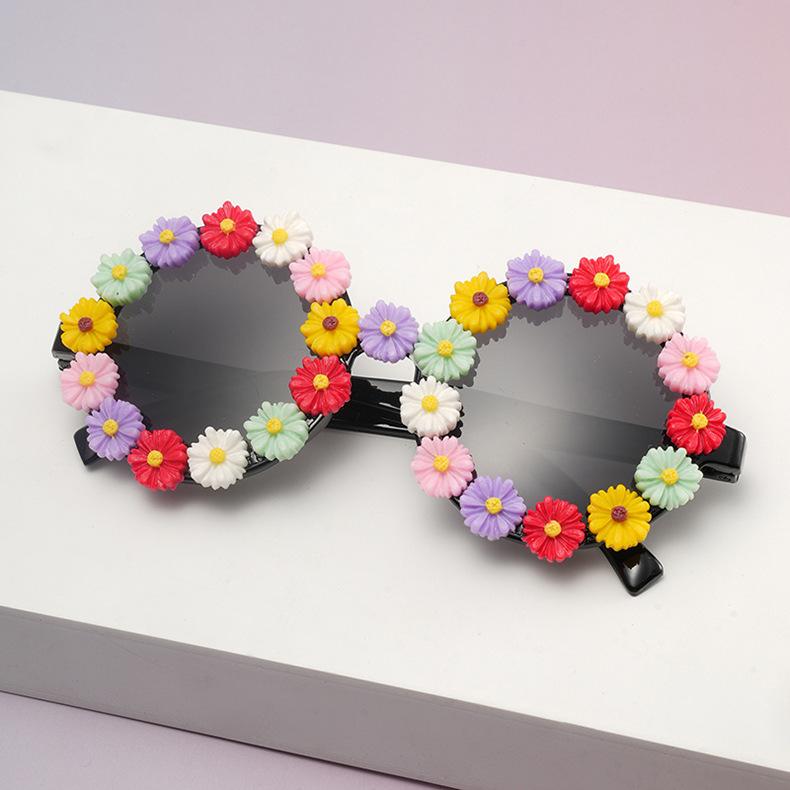 2026 New Daisy Flower Sunglasses Round Lens Floral Embellished Fashion Eyewear For Summer Parties Birthday Gift KJ216
