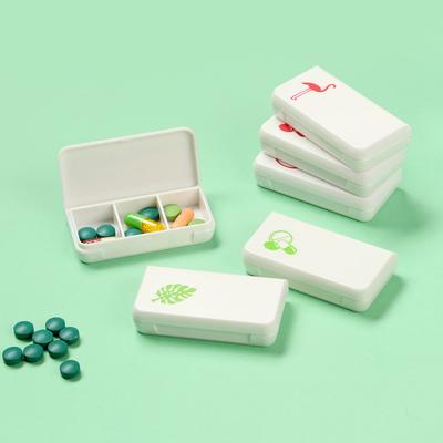 1 шт. Мини-коробки для хранения лекарств с буквами, Модные, Маленькие, Свежие, С тремя отделениями, Отдельная таблетница, Компактный органайзер для лекарств, Герметичный кейс