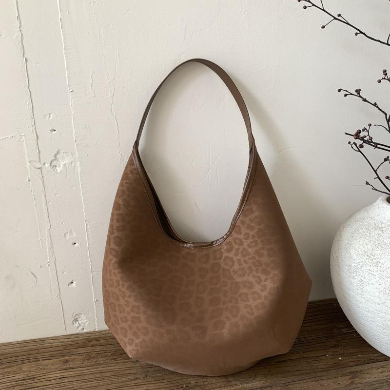 Ретро сумка женская большой вместимости 2025 новая осень и зима простая универсальная на плечо подмышку сумка-тоут для поездок на работу