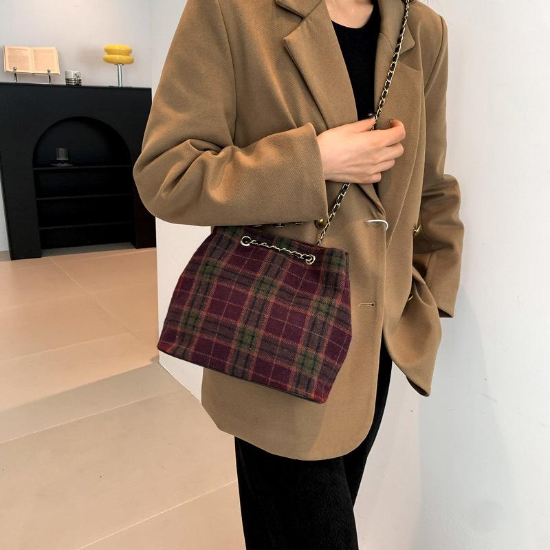 Корейская версия большой вместительной сумки подмышкой женская сумка весна 2024 новая шерстяная клетчатая сумка-тоут сумка через плечо