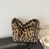Modali Plyush Leopard Print Kundalik Ayollar Sumkasi Shaxsiy Versatil Yelkadan Osiladigan Sumka Dangasa Plyush Tote Sumka Ayollar