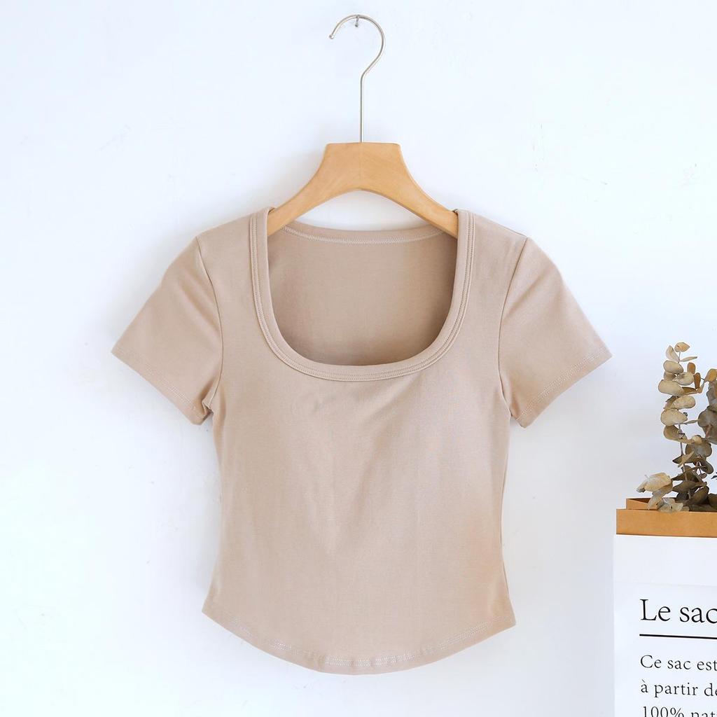 Женская футболка с коротким рукавом, подкладкой под грудь, неровным подолом, квадратным воротником и лифом-бюстгальтером — идеальный вариант для лета.