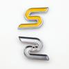 Логотип "S": Идеально для модифицированных Ford Mondeo, Focus, Fiesta и других спортивных моделей. Имеет металлический автомобильный значок в виде буквы "S".