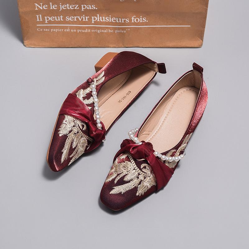 Свадебная обувь стиль новый китайский квадратный носок толстый каблук ретро одинарная обувь 2025 новая обувь ципао вышитая шапочка ladyshoes женская