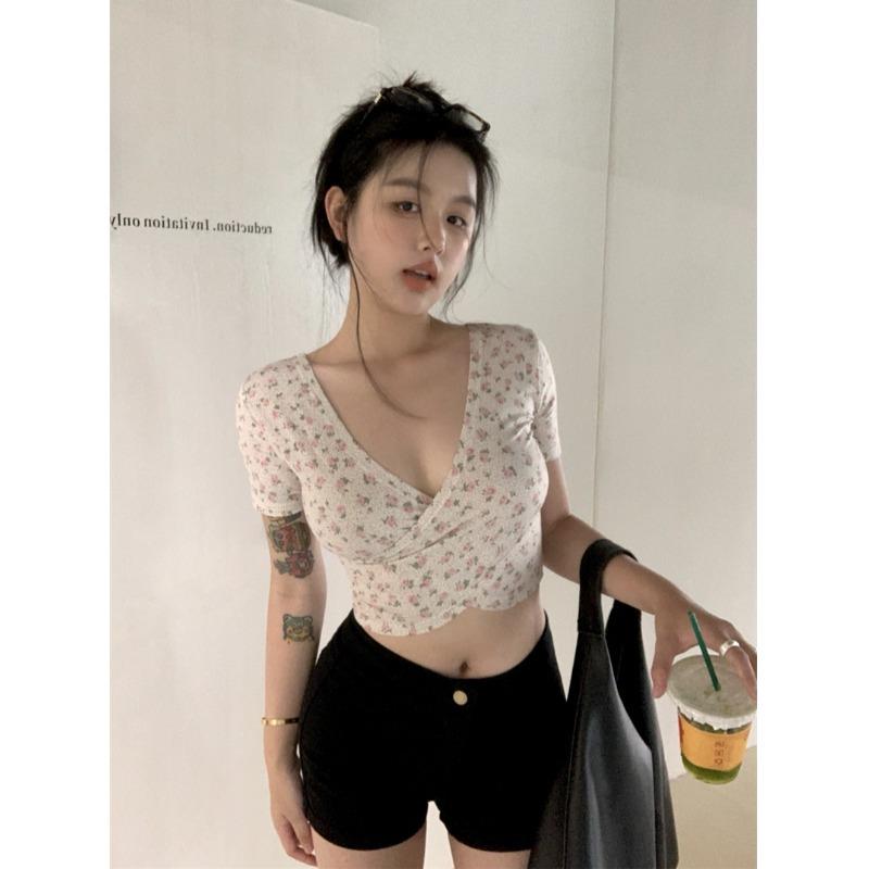 Чистая и милая горячая девушка маленькая футболка с короткими рукавами с цветочным принтом для женщин на лето новый облегающий топ с V-образным вырезом и открытым пупком