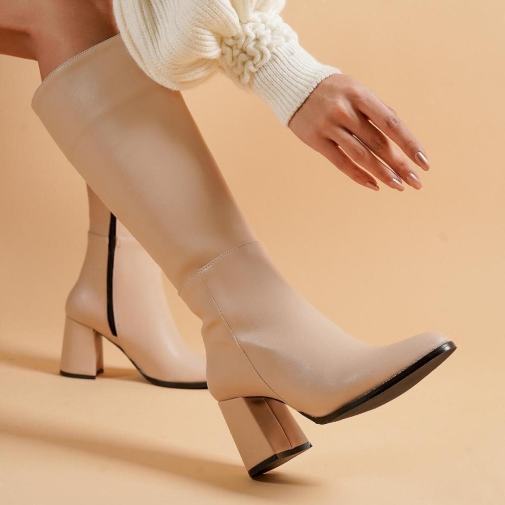 Модные женские белые сапоги выше колена на высоком каблуке