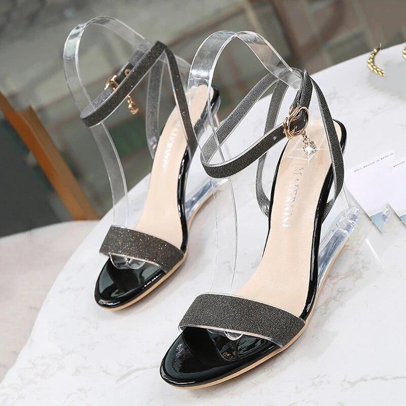 2024 новый дизайн, женские босоножки на танкетке с кристаллами на каблуке 8 см, летние модные сандалии с открытым носком и пряжкой, пикантная мода