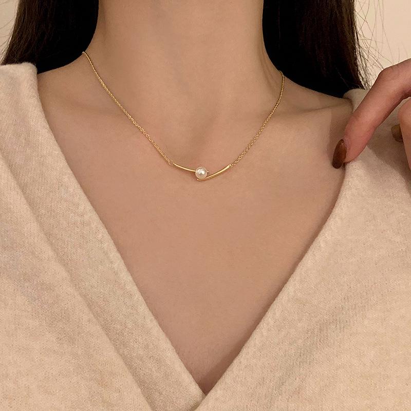 Gold Pearl Pendant Clavicle Necklace for Women - Elegant Choker Design