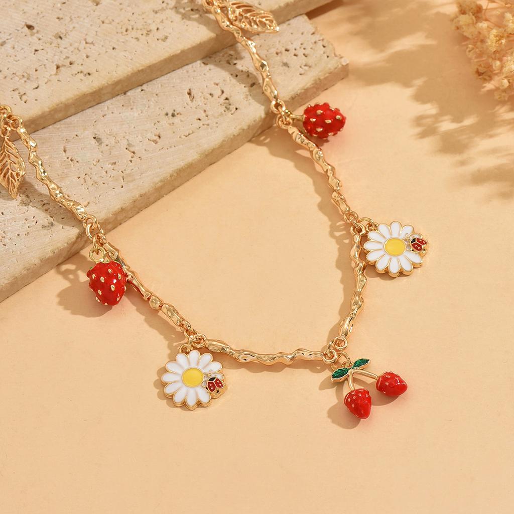 Sweet Cute Style Daisy Strawberry Leaf Multi Pendant Necklace Versatile Gold Plated Alloy Collarbone Chain Ladies' Jewelry Daily