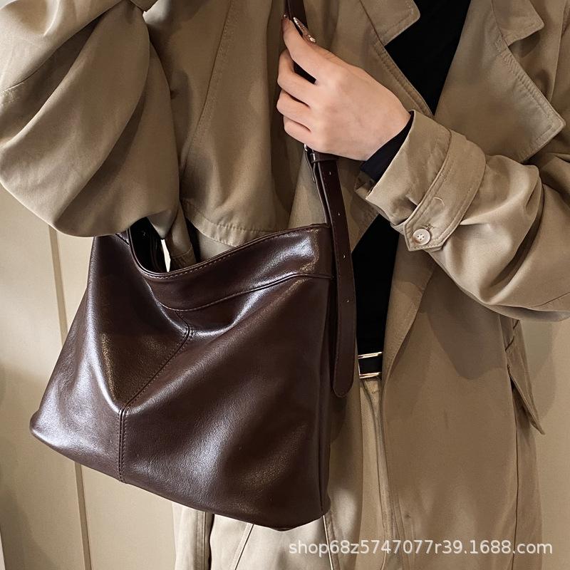 Simple and large-capacity commuter tote bag women's 2025 new autumn and winter retro Maillard shoulder messenger bag