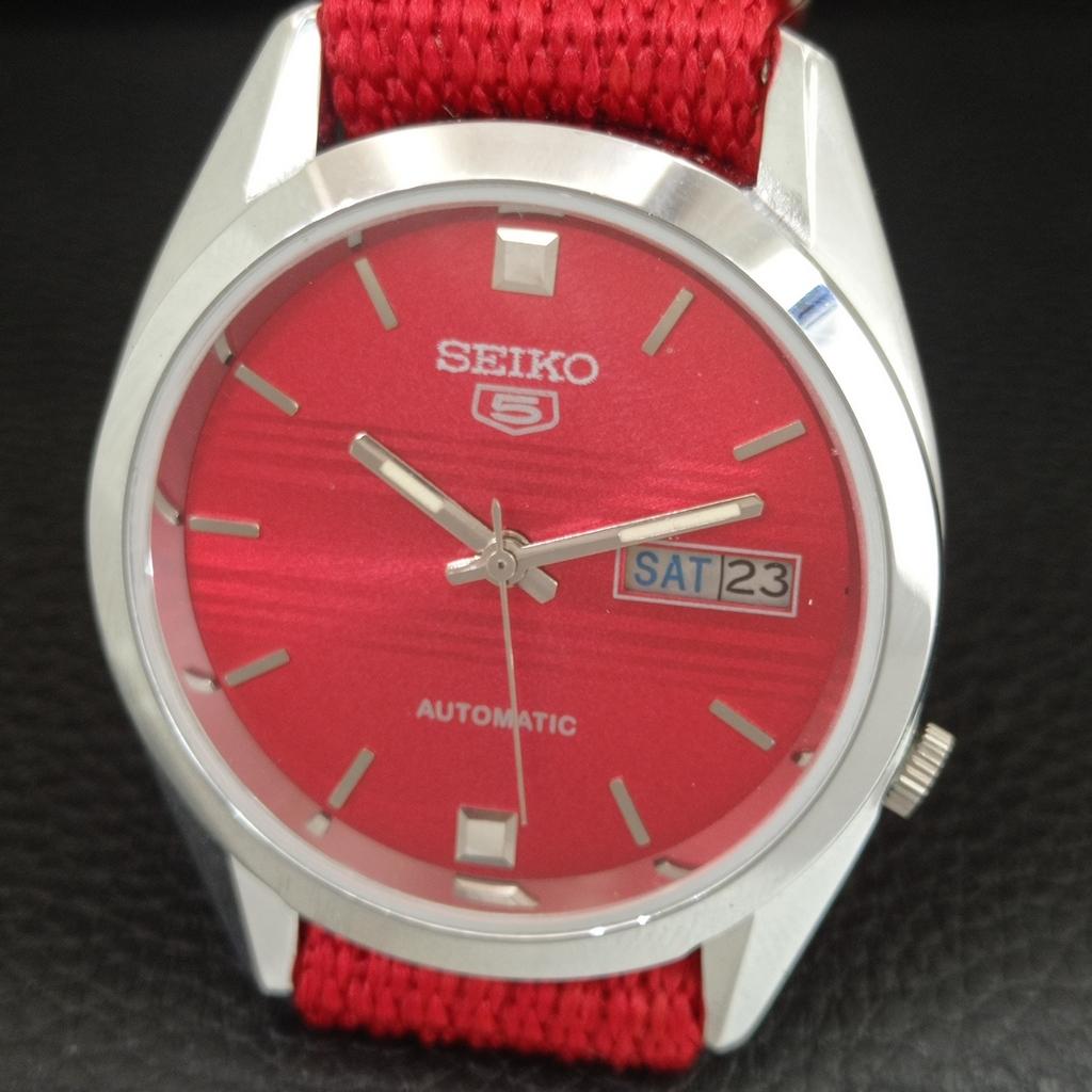 ВИНТАЖНЫЕ ОТРЕМОНТИРОВАННЫЕ МУЖСКИЕ АВТОМАТИЧЕСКИЕ ЧАСЫ SEIKO 5 7009A ЯПОНИЯ КРАСНЫЙ ЦИФЕРБЛАТ a709596-1