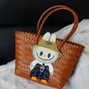 Labubu Лето новый стиль сетевая красная плетеная корзина сумка наплечная сумка-тоут женская сумка милая pull cloth мультяшная ротанговая сумка 5481 KTB