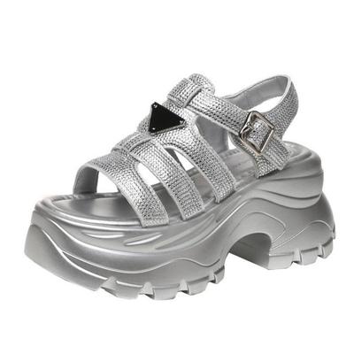 Мода Высокое качество 8 см Синтетическая микрофибра Кожа Женские сандалии Балетки Массивные кроссовки Полые Блестящие Вулканизированные Платформа Клиновая обувь