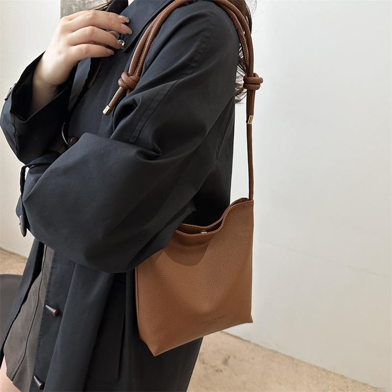 Ретро мода простая повседневная сумка через плечо 2024 новая корейская версия нишевый дизайн высококачественная сумка-ведро