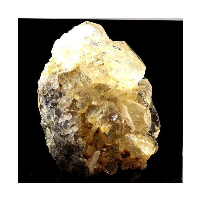 Pierres et Minéraux. Fluorite + Quartz. 3228.0 ct. Nikolaevskiy Mine, Dal'negorsk, Russie.