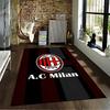 Ковер AC Milan в полоску с логотипом и надписью в черно-красных тонах. Подходит для использования в качестве противоскользящего покрытия для гостиной, спальни, диванов.