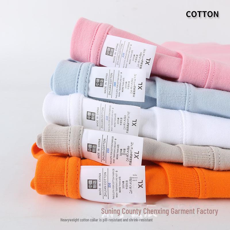 Футболка из плотного чистого хлопка плотностью 230 г, с коротким рукавом и свободными плечами, с фирменным логотипом — однотонная, унисекс.