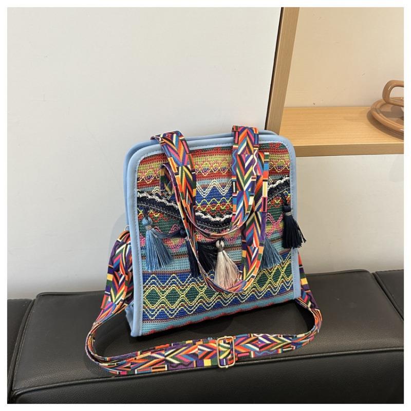 Сумка-ведро с широкими плечами и кисточками в этническом стиле. Модная и необычная плетеная женская сумка-тоут.