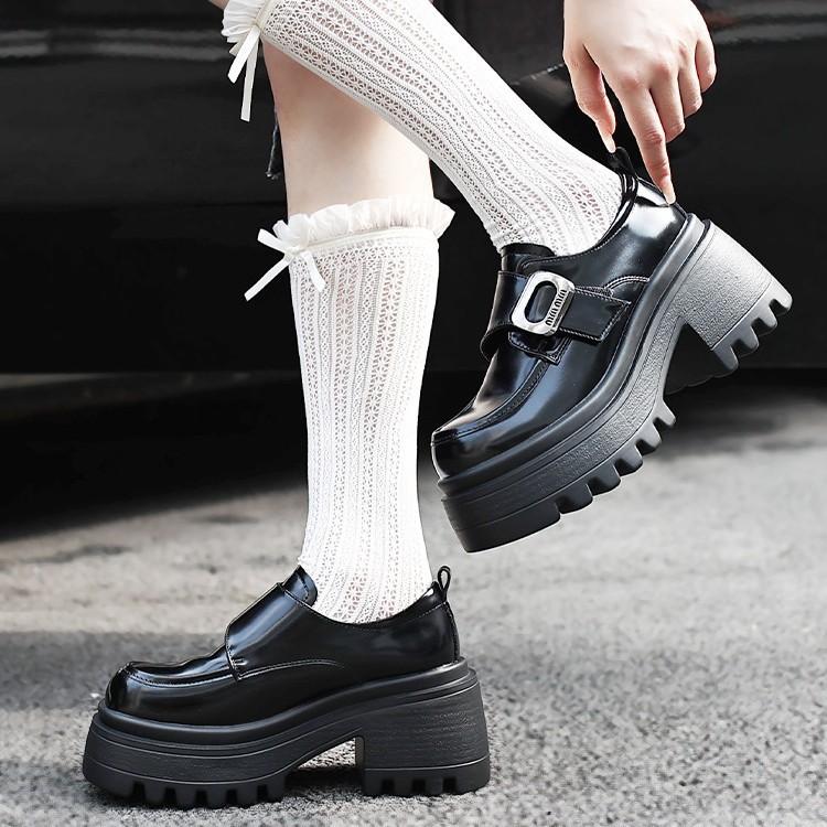 Маленькие кожаные туфли женские 2025 осень новые в британском стиле на платформе с круглым носком универсальные увеличивающие рост лоферы на толстом каблуке JK одинарные туфли