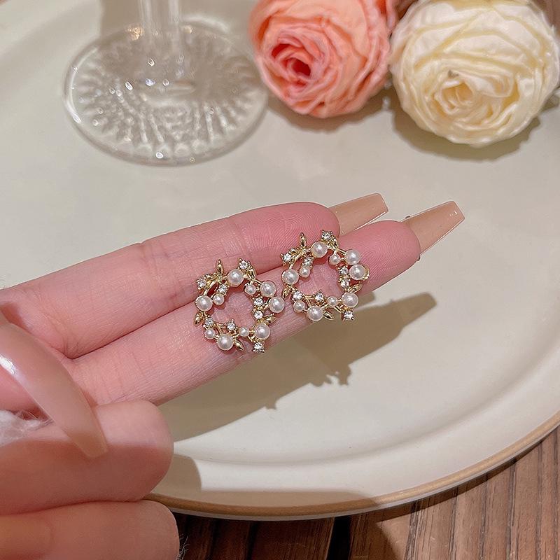 Серьги-иглочки из серебра 925 пробы в корейском стиле с цветочным мотивом: Универсальный дизайн с жемчужным оттенком и модным стилем, вдохновленным лесом