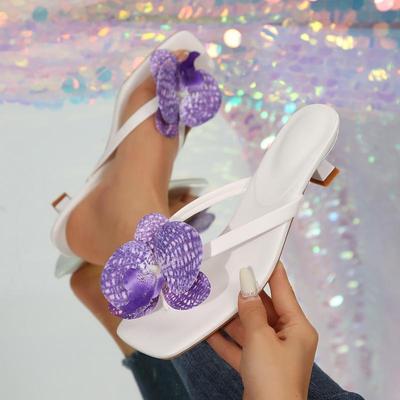 Сексуальные шлепанцы с имитацией фиолетового цветка Женские 2025 Лето Богема Белые пляжные сандалии Квадратный носок Низкий каблук Гавайские шлепанцы