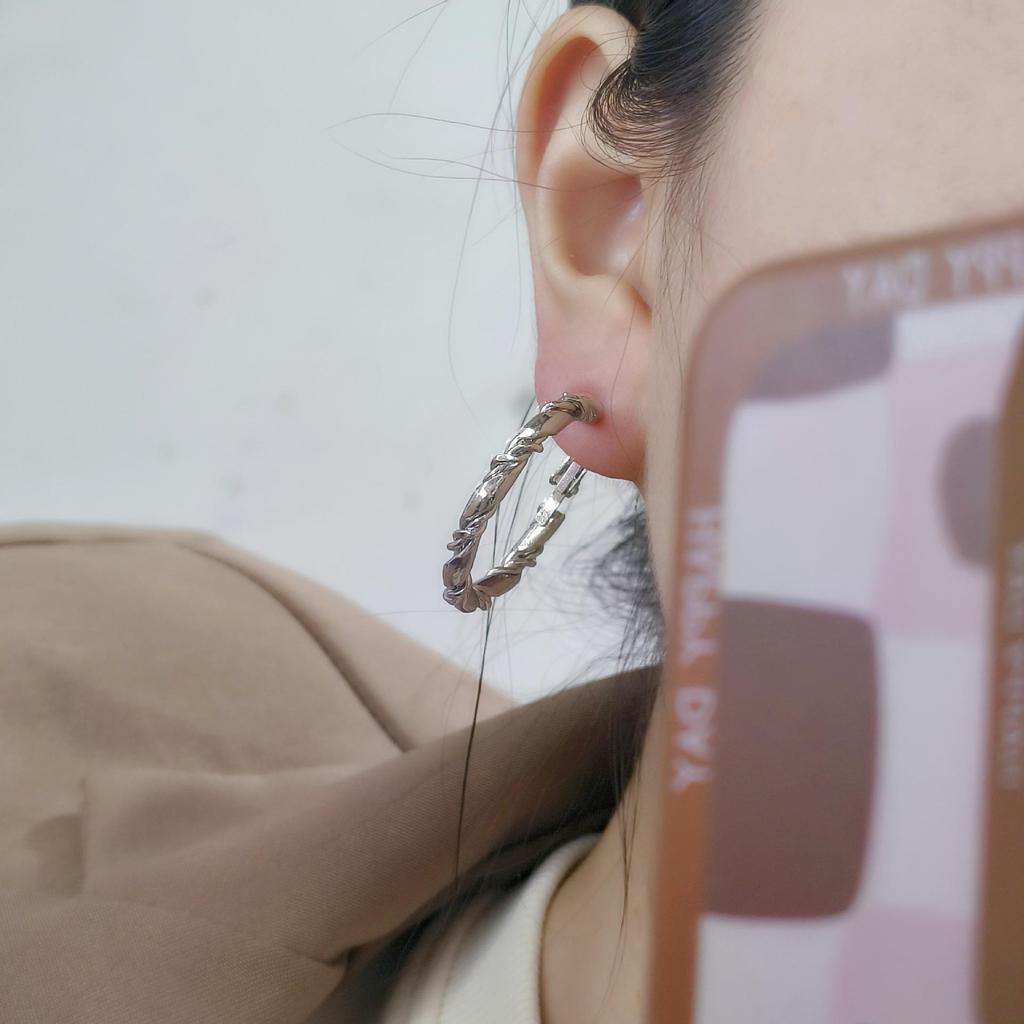 Elegant Twist Circle Earrings: Versatile Niche Design for Fashion-Forward Women.