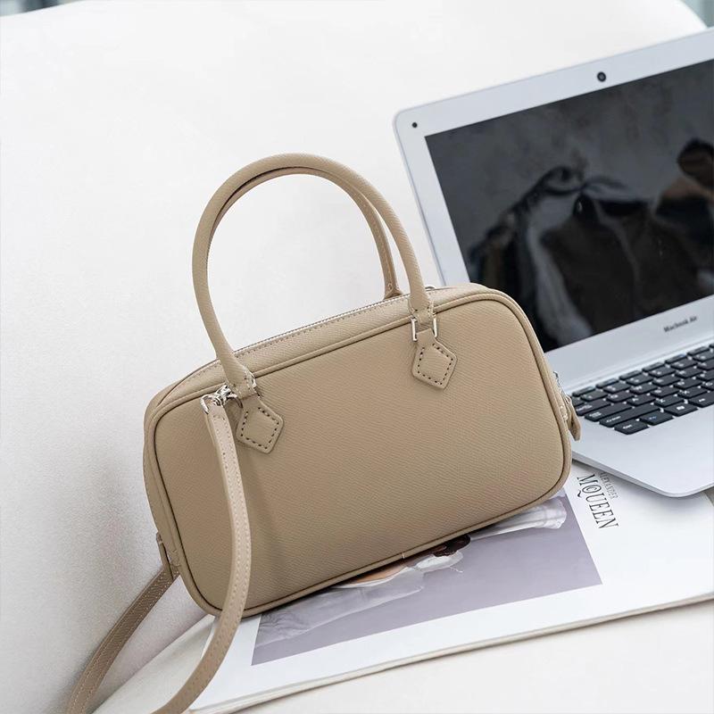 2025 Simple Elegant Genuine Leather Handheld Pillow Bag for Women High-End Commuting Casual Feather Bag Boston Small Square Bag
