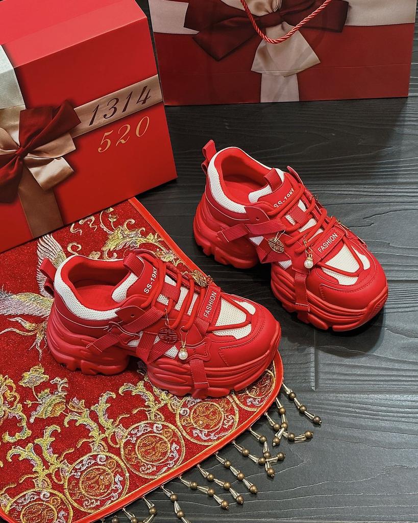 Кожаные кроссовки-папы женская обувь 2025 новая маленькая универсальная платформа красные спортивные и для отдыха новогодние туфли на высоком каблуке