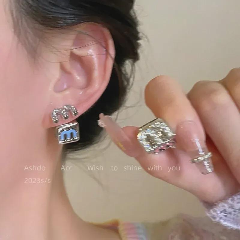 2023 Роскошные 3D квадратные серьги «М»: Модный нишевый дизайн для женщин